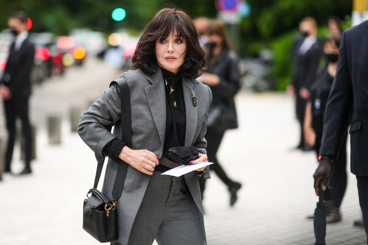Der "Mob Wife Bob" ist ein trendiger kinnlanger Bob mit klaren, geraden Linien und einer glatten Textur. Die Spitzen können leicht nach außen gewölbt sein, was an den Rolled Bob erinnert. Diese Frisur strahlt Stärke und Selbstbewusstsein aus und kann sowohl mit als auch ohne Pony getragen werden. Der Name "Mob Wife" spielt auf den Stil von Frauen an, die oft in Verbindung mit Kriminellen und Verbrechern gebracht werden. Doch natürlich bedeutet dies nicht, dass man kriminell sein muss, um den Bob zu rocken.