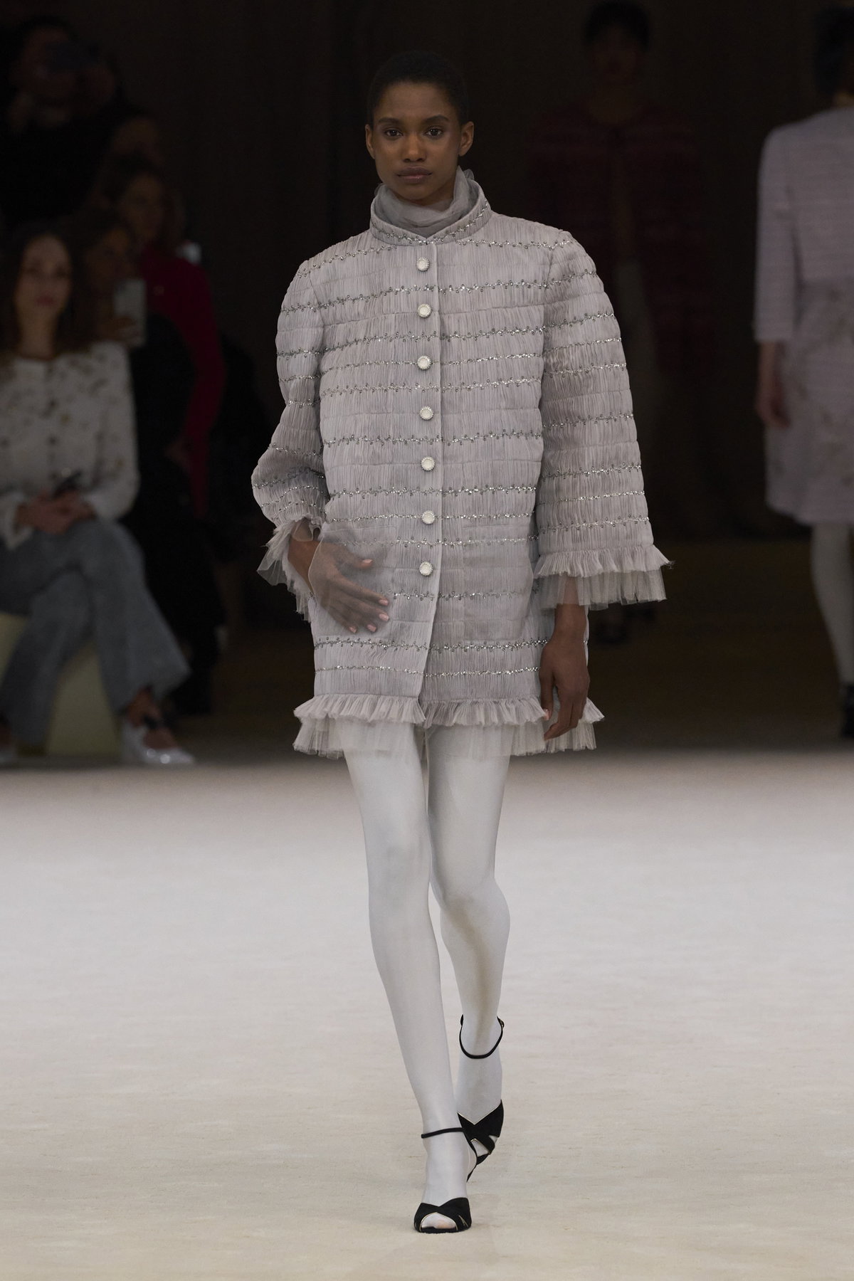 Von Chanel inspiriert: Weiße Strumpfhosen sind der überraschende Mode-Trend für 2024