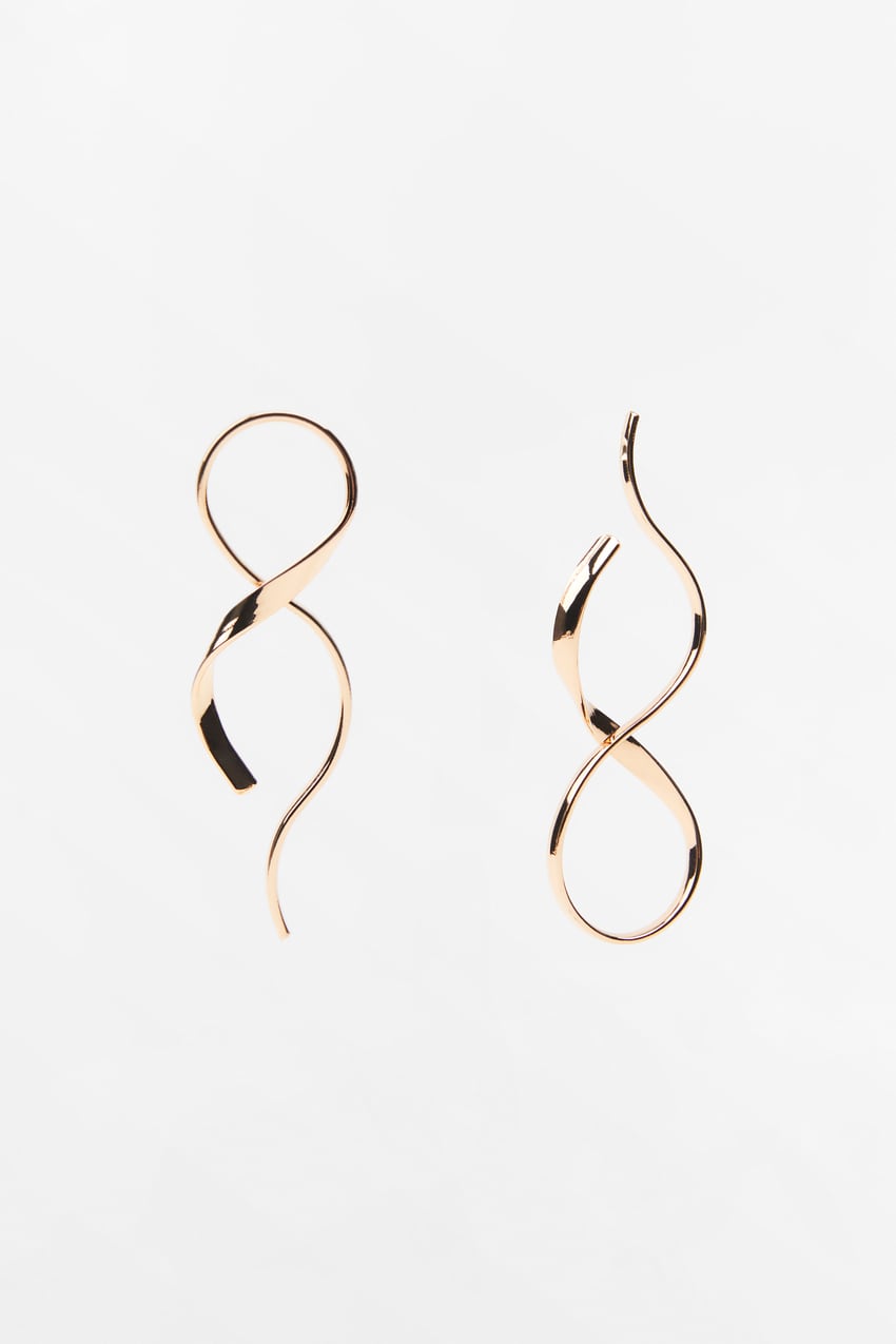 Über Schmuck freut man sich einfach immer, da sind wir uns in der Jolie-Redaktion alle einig. Diesen Monat haben es uns die goldenen Ohrringe in außergewöhnlicher, geschwungener Form von Zara besonders angetan. Durch die besondere Form sind die Pieces definitiv echte Hingucker und werten jeden Look noch einmal so richtig auf. Dabei kosten die Lieblinge gerade einmal 16 Euro und sind damit auch noch Schnäppchen.