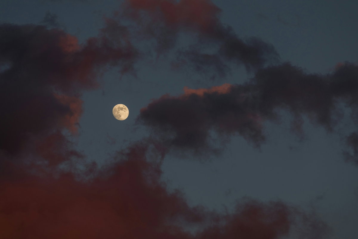 Mond am wolkigen Himmel
