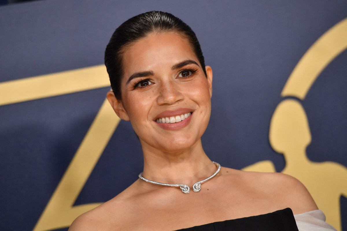Barbie-Star America Ferrera trug ihr Haar zu einem zeitlosen Sleek Bun zurückgesteckt, der perfekt zu ihrem ebenso zeitlosen trägerlosen schwarzen Dior-Kleid passte. Auffällig war auch hier wunderschönes Augen-Make-up.