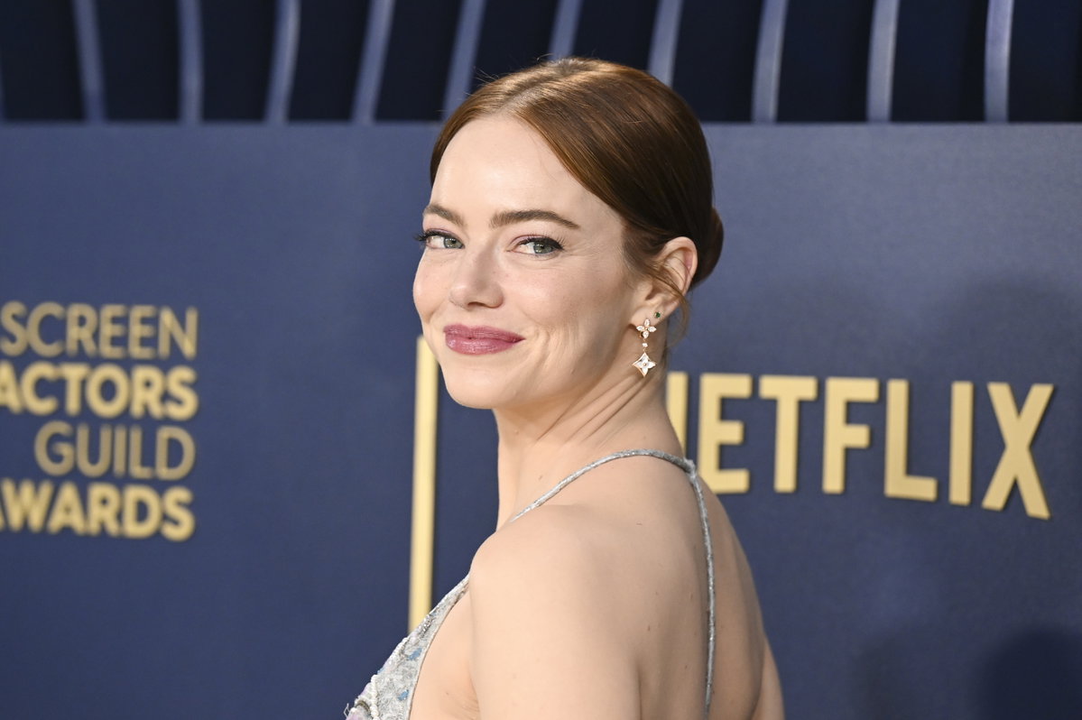 Wenn wir genau hinsehen, stellen wir fest, dass Schauspielerin Emma Stone nicht nur einen himbeerfarbenen Lippenstift trug, sondern auch einen ähnlichen zartrosa Farbton auf ihren Lidern – perfekt abgestimmt zu ihrer Louis Vuitton Robe.