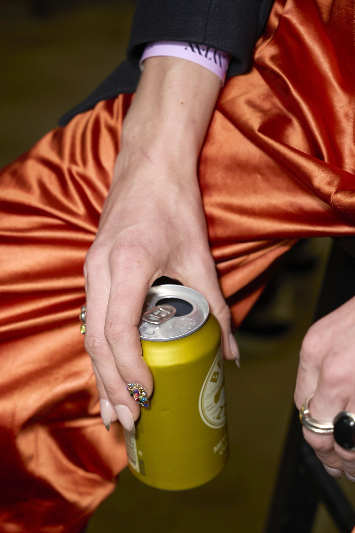Bei Sergio Hudson wurde auf opulente Designs gesetzt. Funkelnde Strasssteine wohin das Auge reichte zierten die Nägel der Models.