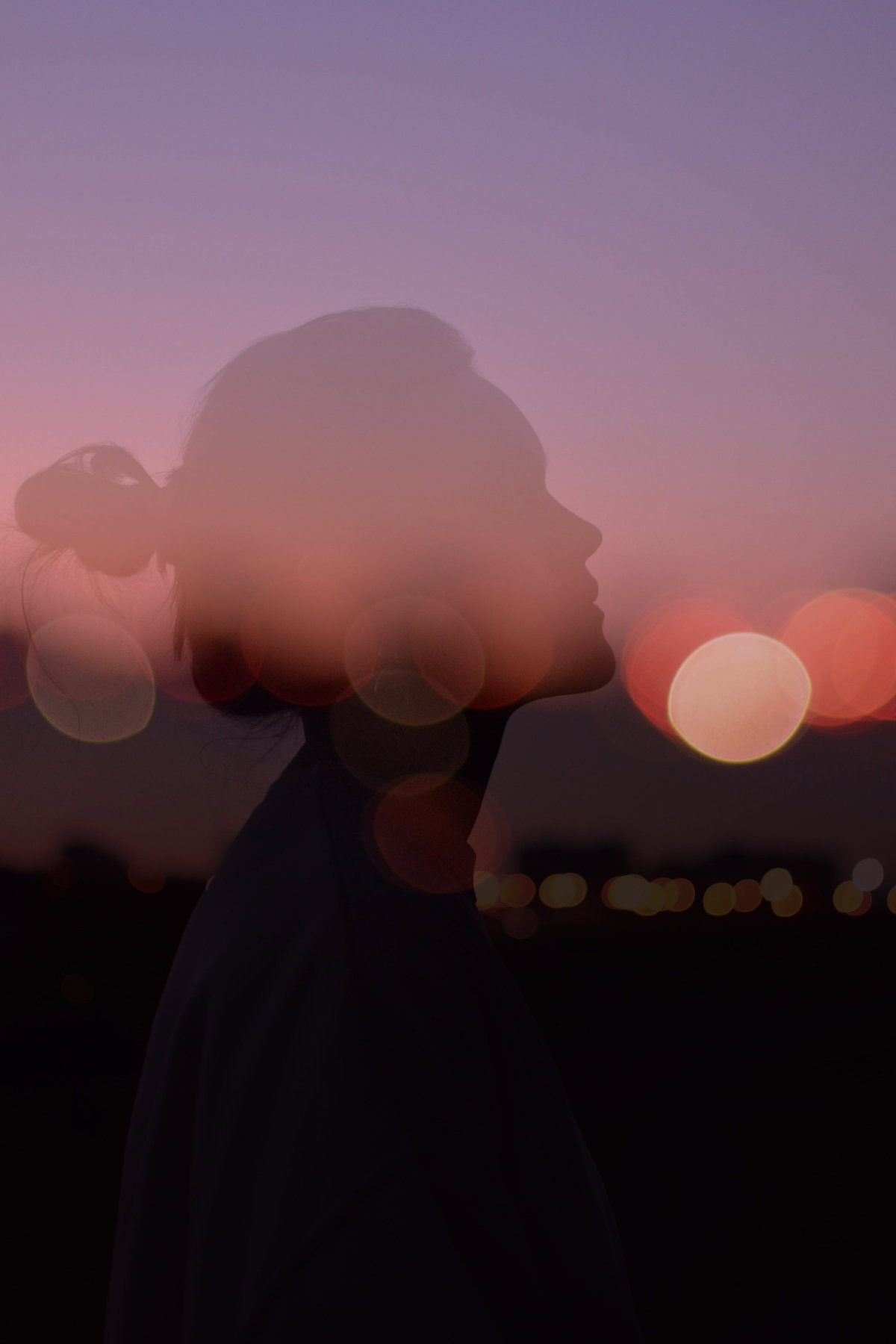 Silhouette einer Frau mit Dutt