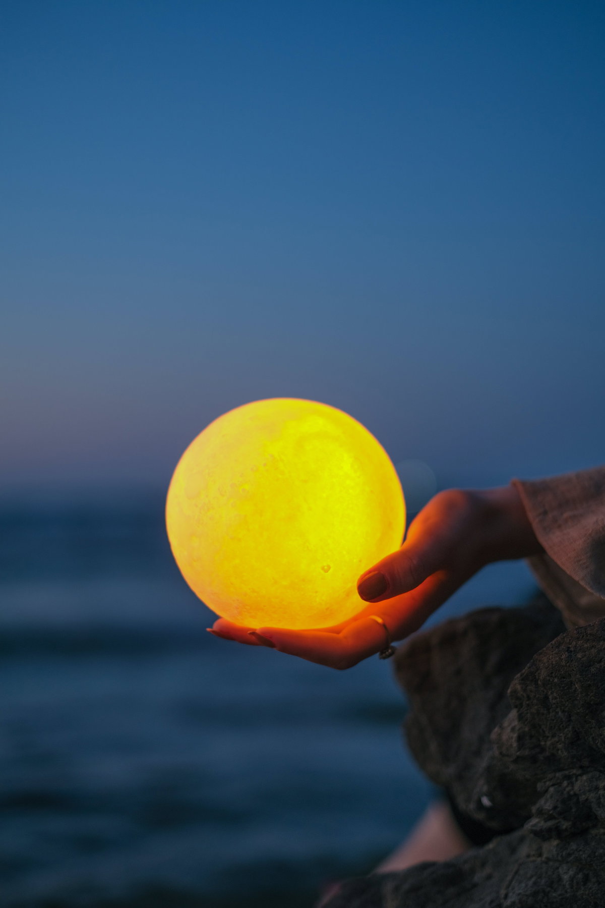 Hand mit einem Mond