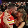 Taylor Swift: Geheime Liebesbotschaften an Freund Travis Kelce beim Super Bowl!