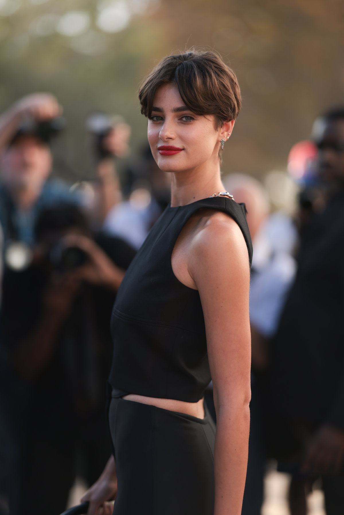 Ein frecher Kurzhaarschnitt wie der von Model Taylor Hill haucht unseren Looks Frische ein.