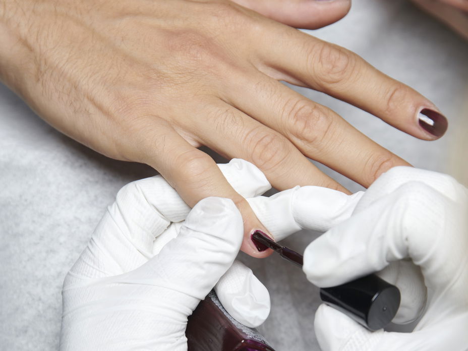 "Dark Cassis Nails": Diesen Nagel-Trend lieben wir im Herbst und Winter
