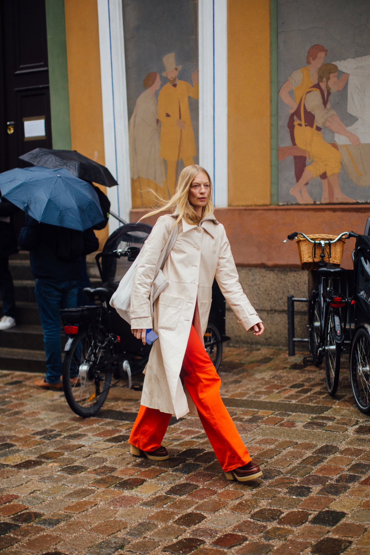 Blonde Frau auf der Copenhagen Fashion Week