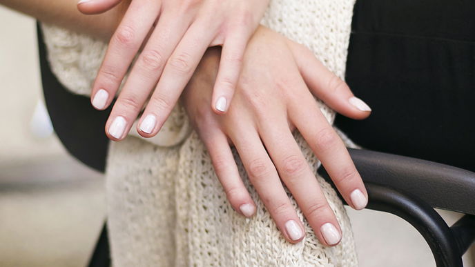 Nagel-Trends 2024: In die "Cloudy French Nails" haben wir uns verliebt