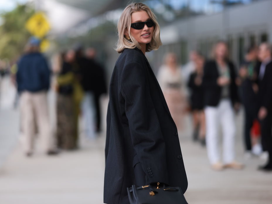 Elsa Hosk in einem schwarzen Blazer
