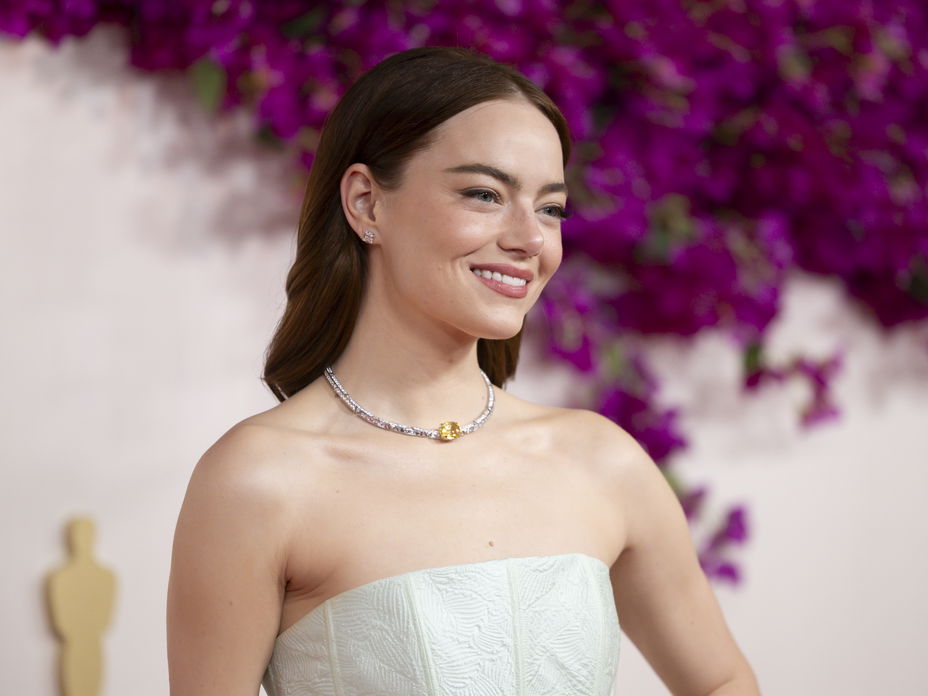 Emma Stone überrascht bei den Oscars 2024 mit DER Trend-Haarfarbe für den Frühling