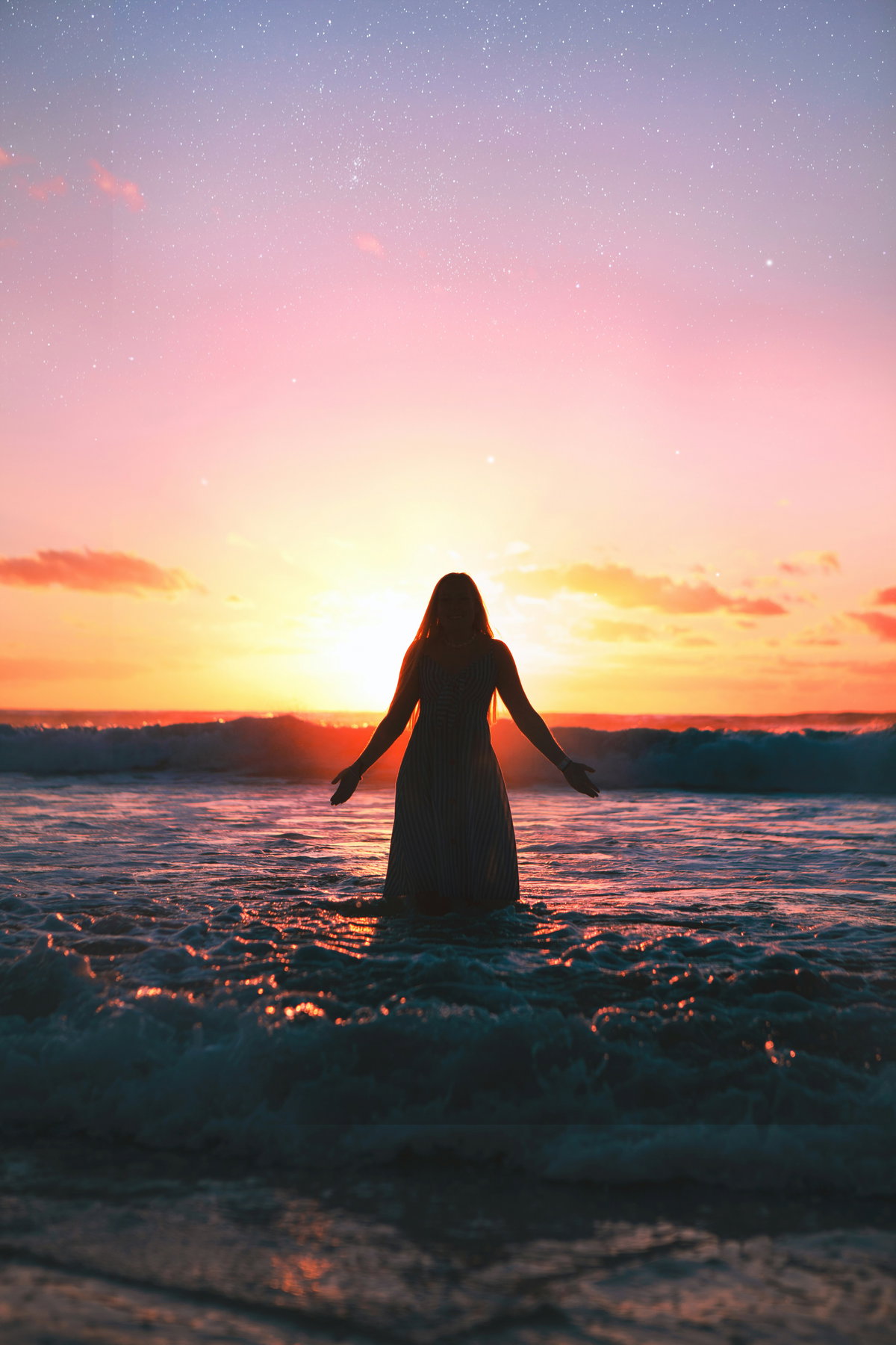 Silhouette einer Frau am Meer