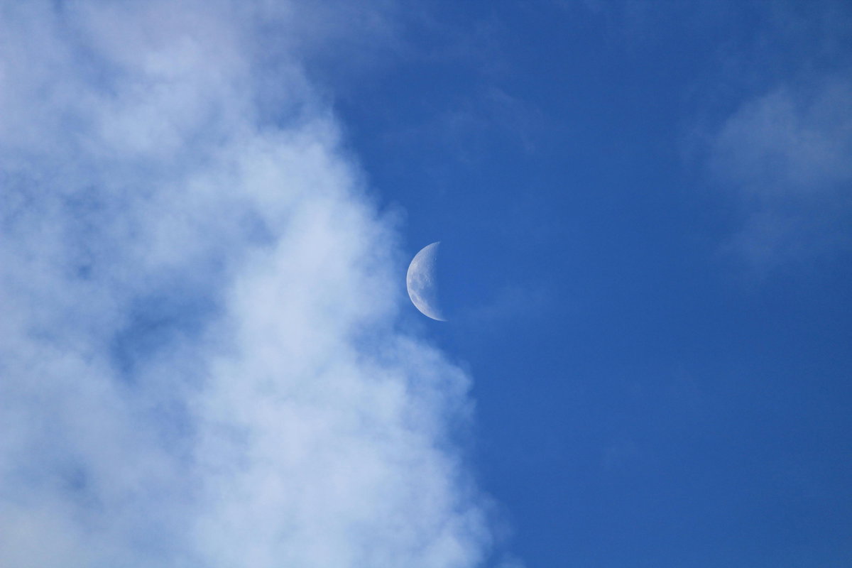 Mond am blauen Himmel