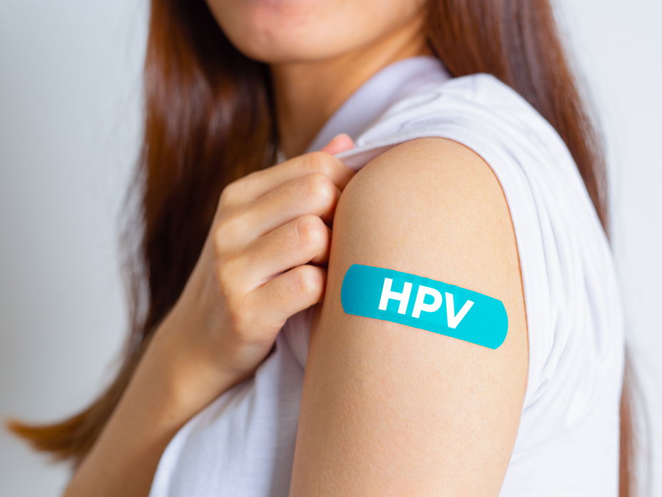 Frau mit HPV Pflaster auf Arm