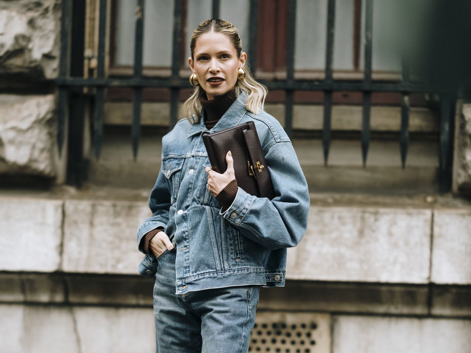 Frau in Jeansjacke