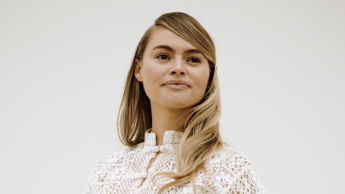 "Swoosh Bangs" zählen zu den wichtigsten Frisuren-Trends im Frühling