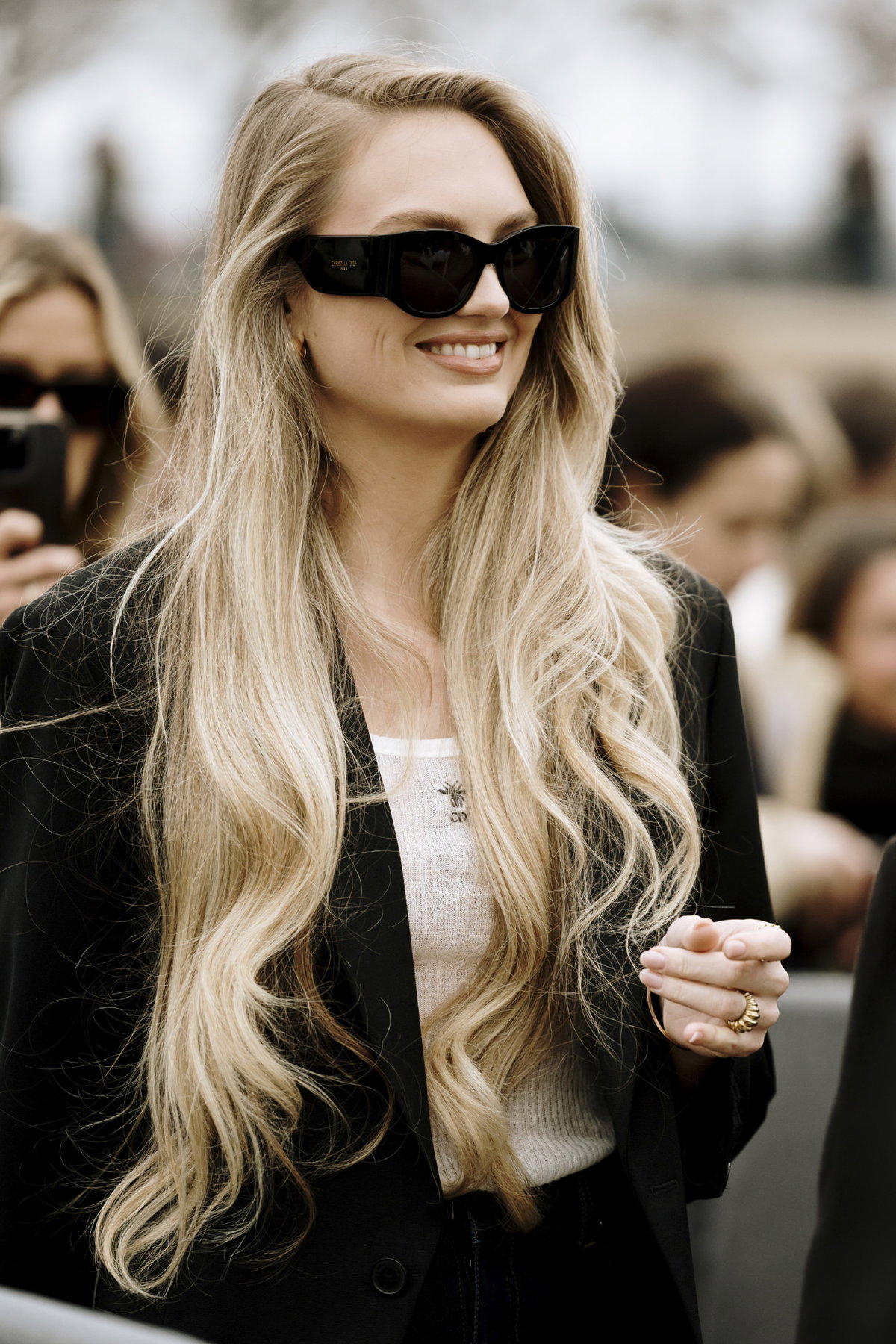 Blonde Frau auf der Paris Fashion Week