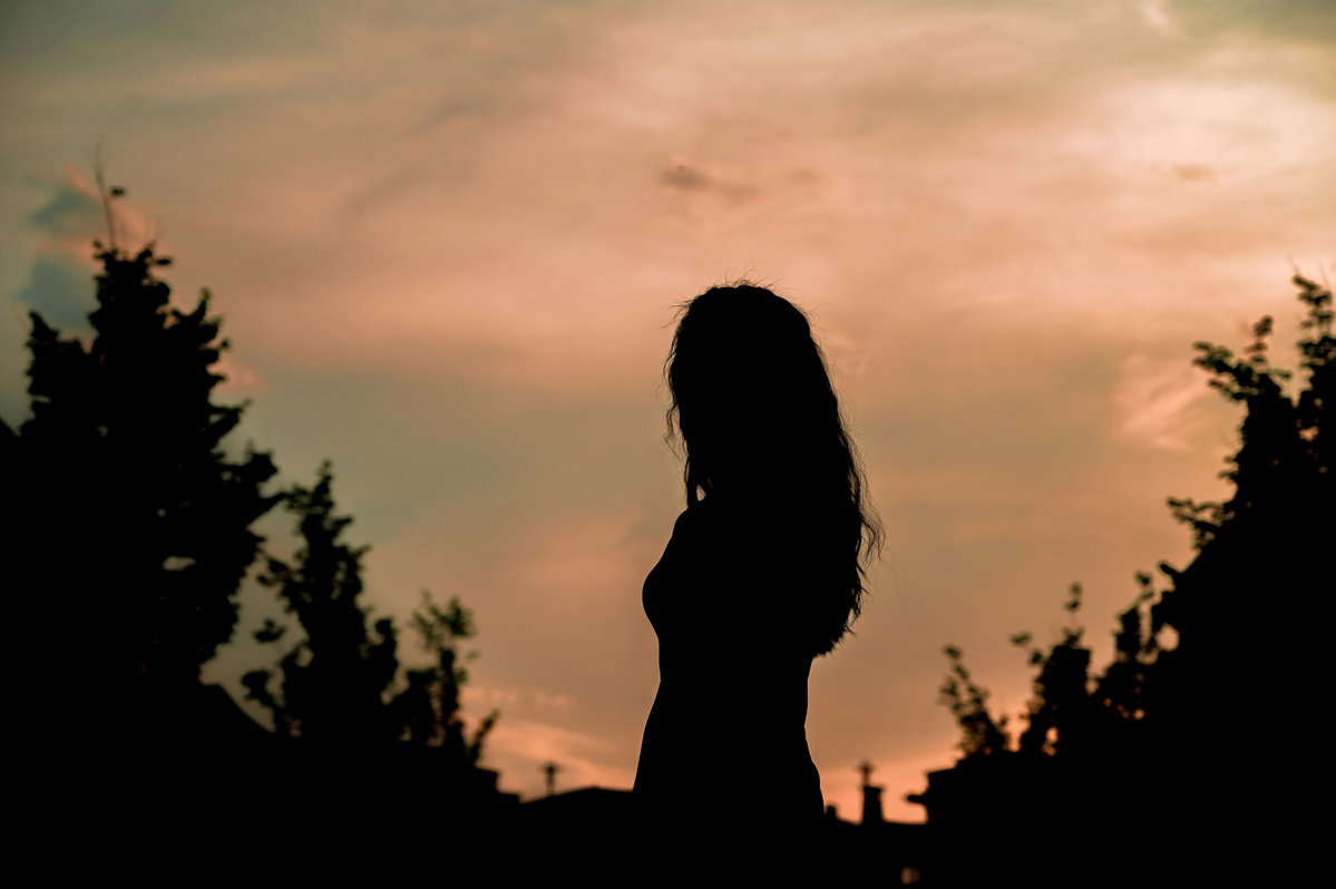 Silhouette einer Frau im Wald