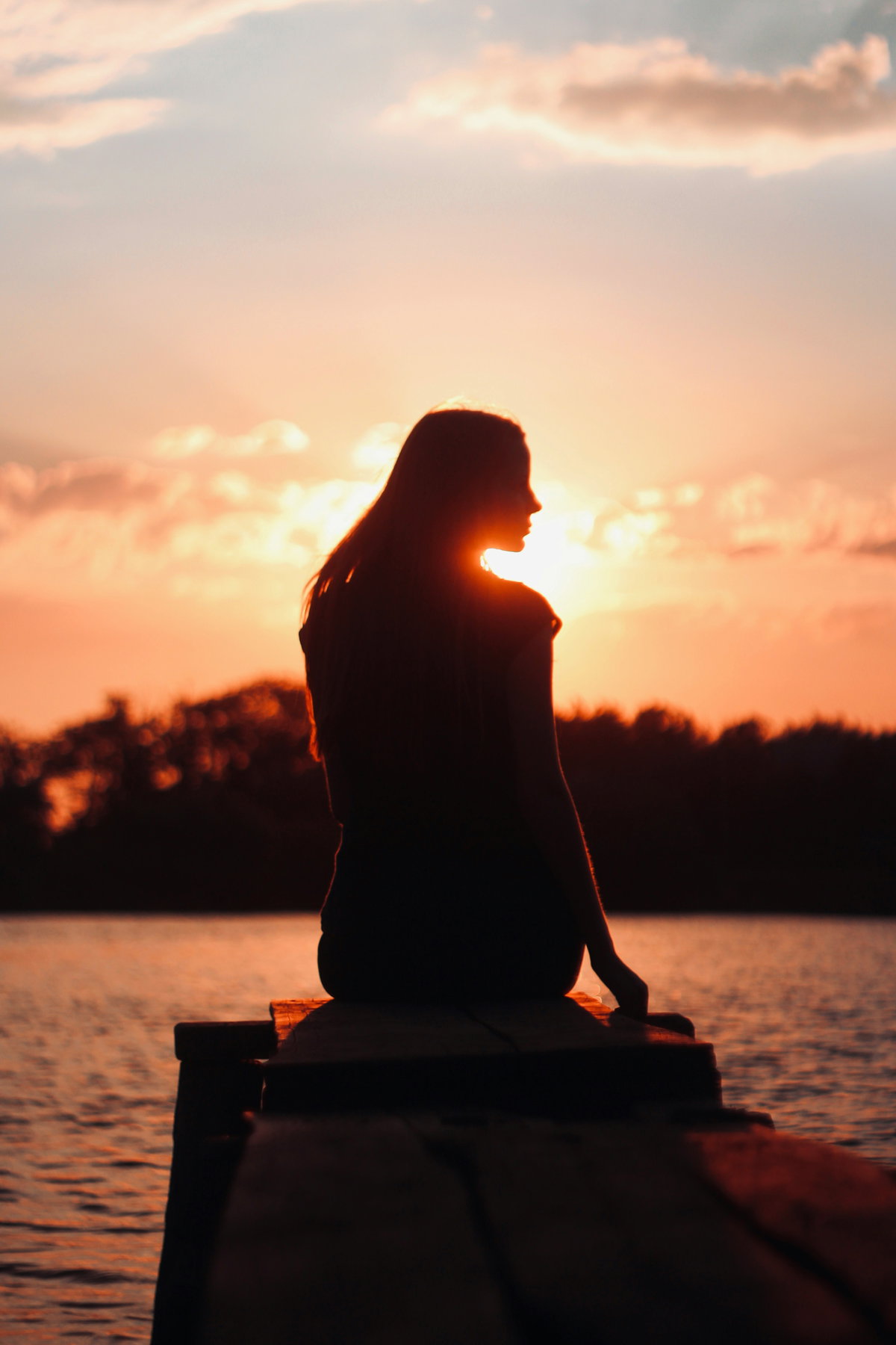 Silhouette einer Frau am See