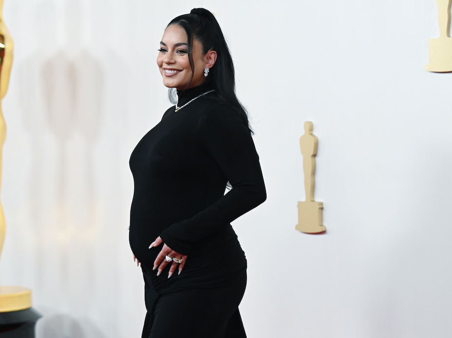 Vanessa Hudgens mit Babybauch auf dem Red Carpet der Oscars 2024