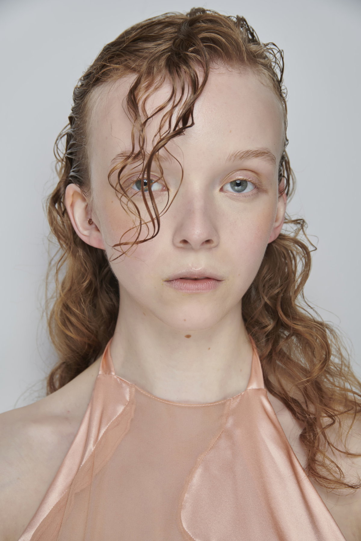 Model mit lockiger Tolle