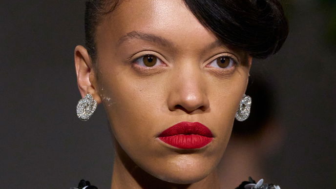 Frisuren-Trend 2024: Der "Feminine Elvis"-Look sorgt für mehr Volumen