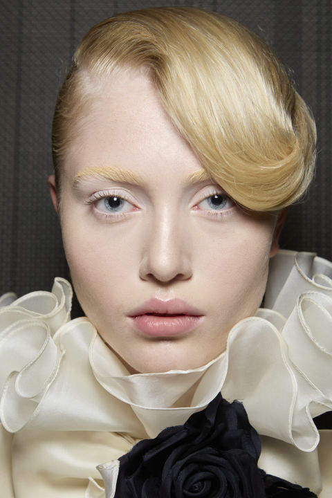 Model mit blonder Tolle