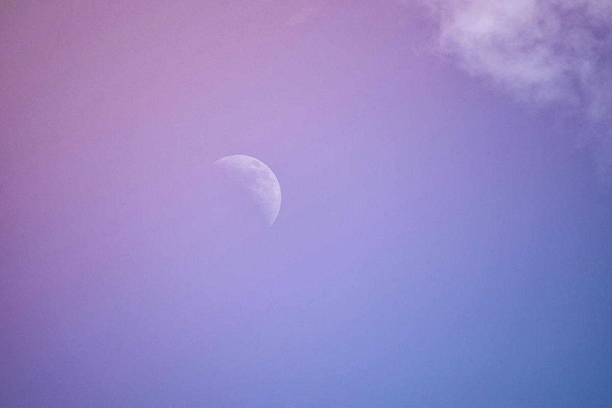 Mond am rosafarbenen Himmel