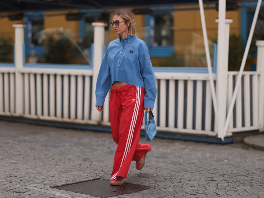 Frau in roter Trainingshose
