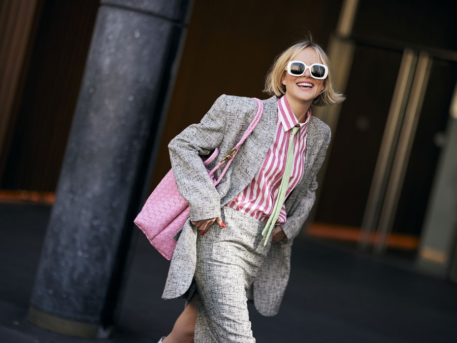 Frau im frühlingshaftem Look