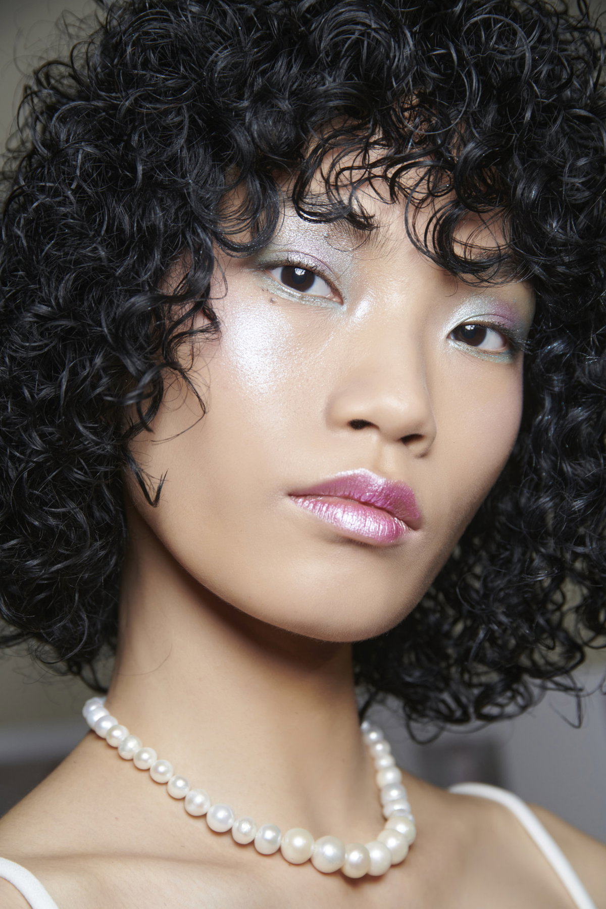 Besonders wichtig für das Make-up: schimmernde Elemente.