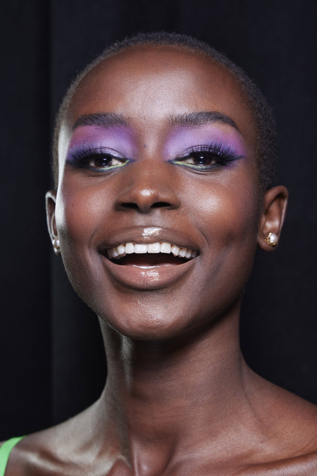 Außerdem kannst du dich mit verschiedenen Farben beim Augen-Make-up ausprobieren.