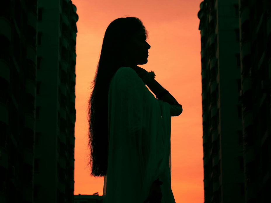 Silhouette einer Frau mit langen Haaren