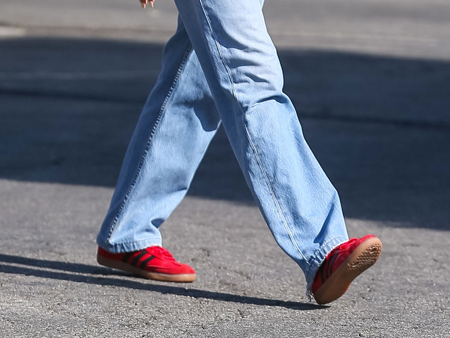 Hailey Bieber trägt rote Adidas Sneaker