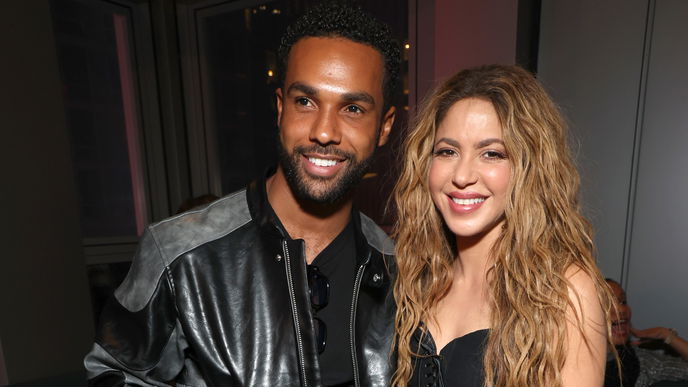 Shakira und Lucien Laviscount: Dating bestätigt! Sie ist verliebt in "Emily in Paris"-Star
