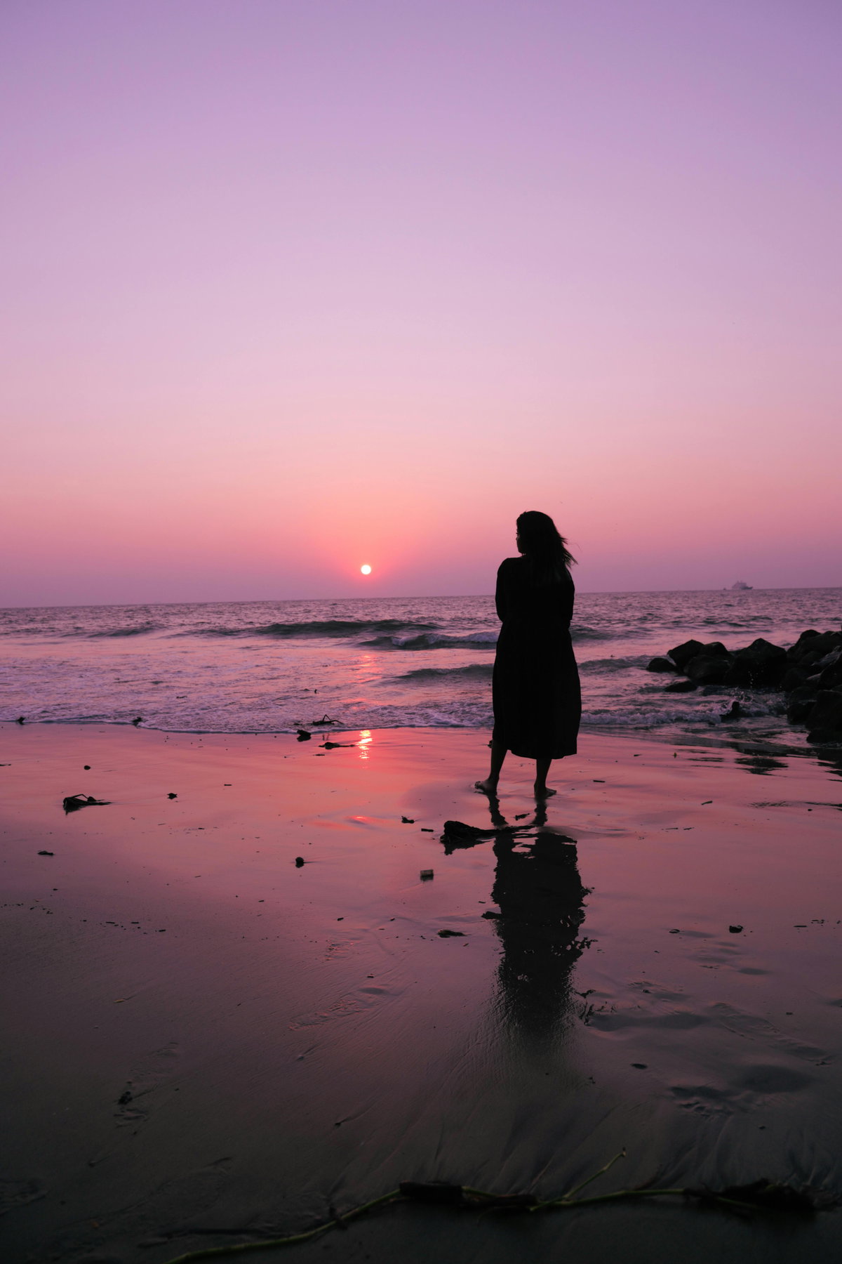 Silhouette einer Frau am Meer