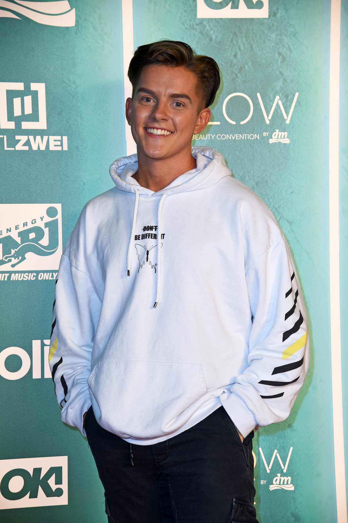 Twenty4Tim im grauen Hoodie