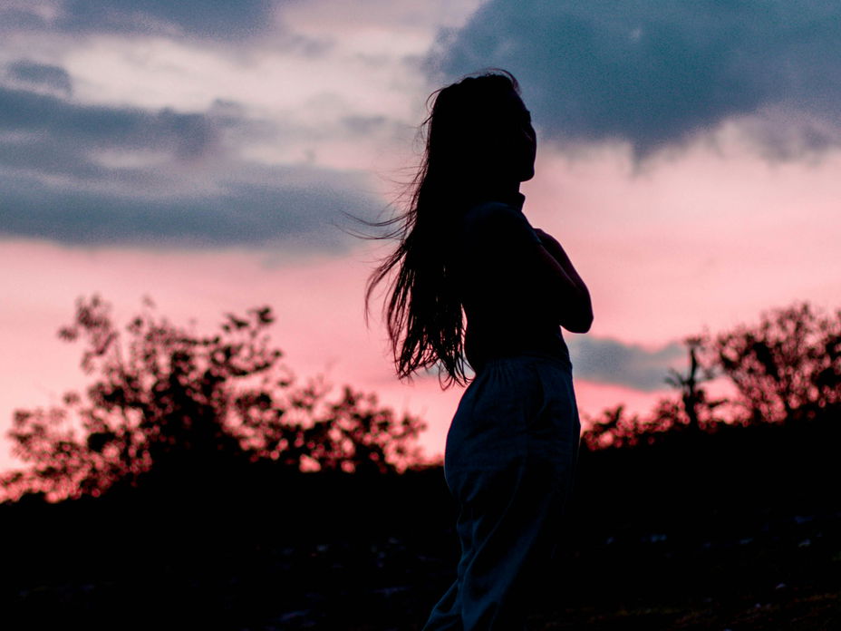 Silhouette einer Frau mit langen Haaren