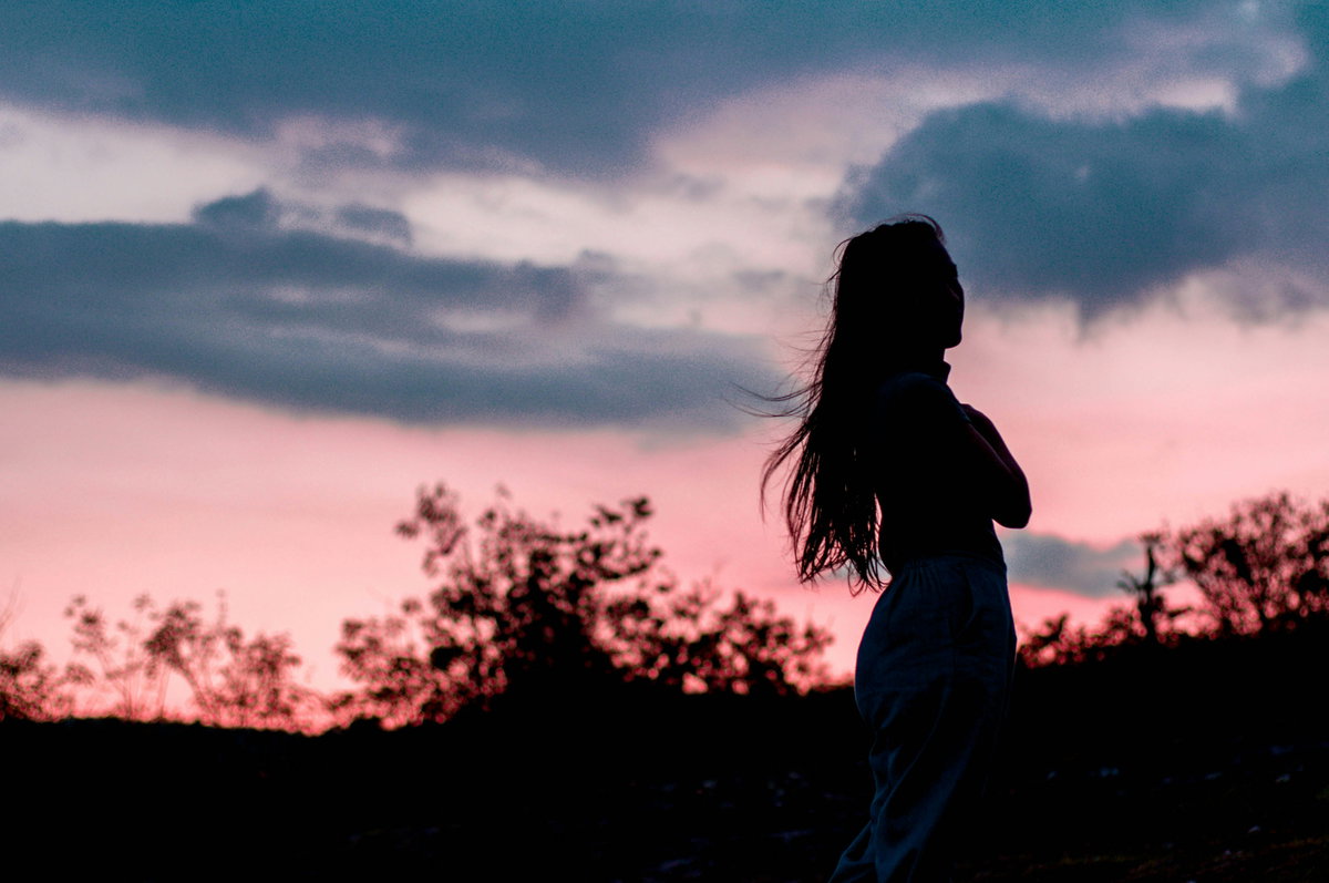 Silhouette einer Frau mit langen Haaren