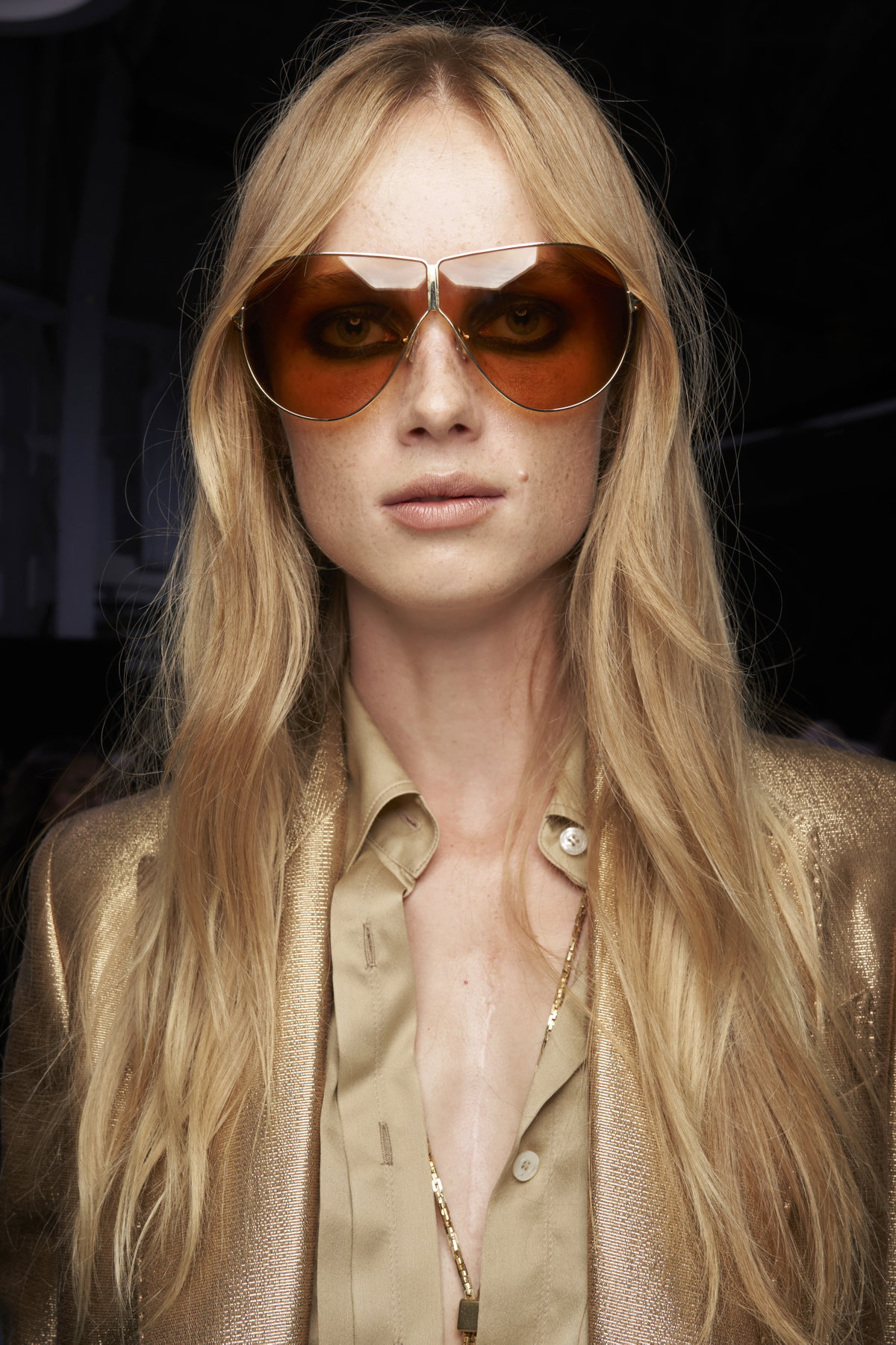 Apricot Blond sorgt in diesem Sommer für einen Frische-Kick in unserem Look.