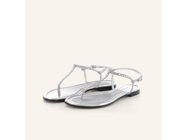 Die silberfarbenen Sandalen von Kennel & Schmenger shoppst du für ca. 220 Euro über Breuninger.