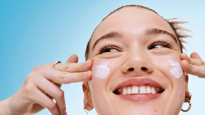 Garnier Hautklar BHA + Niacinamid Anti-Unreinheiten Fluid LSF 50 -  Die Tagespflege mit Lichtschutzfaktor, die für strahlende Haut & ein ebenmäßiges Finish sorgt