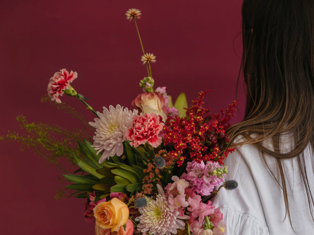 Frau mit Blumenstrauß