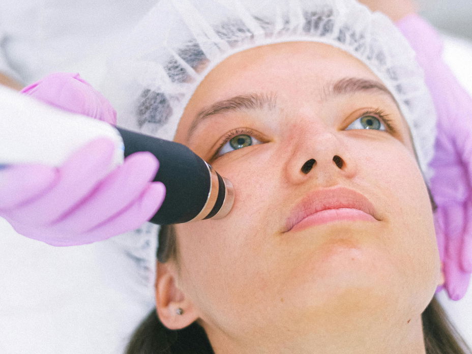 Anwendung der Hydradermabrasion Gesichtsbehandlung
