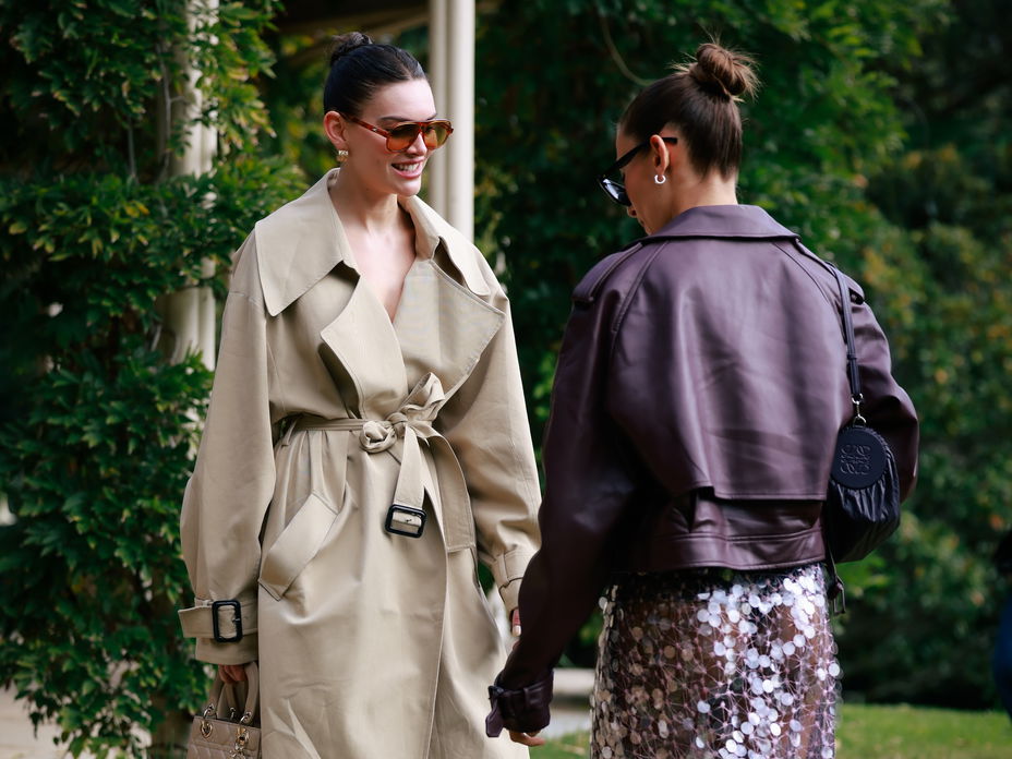 Zwei Frauen auf der Australian Fashion Week