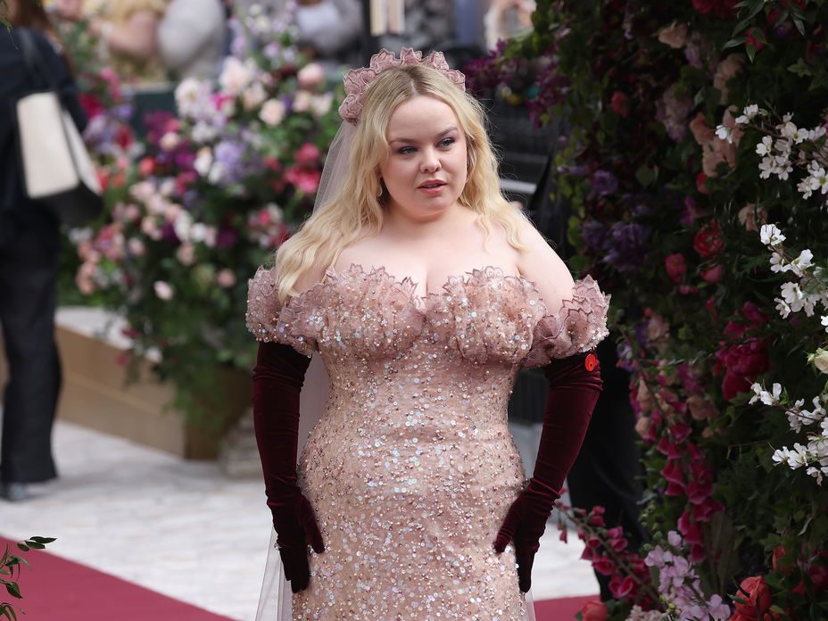 Bridgerton Darstellerin in rosa Kleid