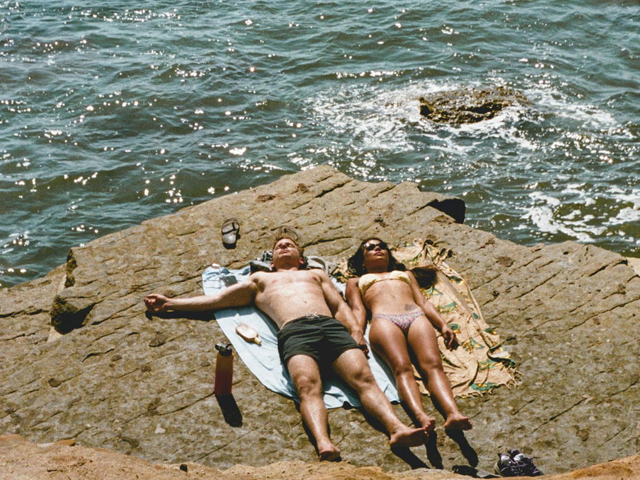 Paar liegt am Meer