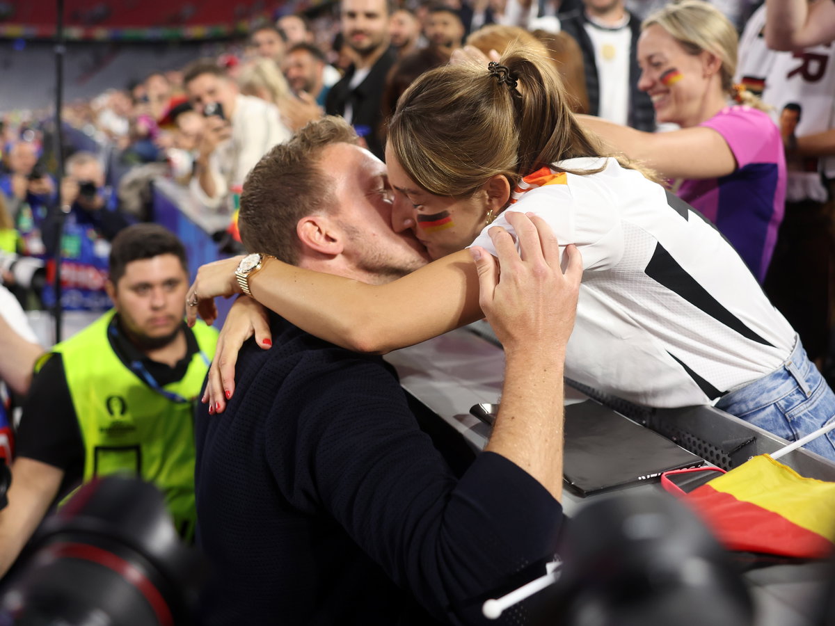 Lena Wurzenberger küsst Julia Nagelsmann