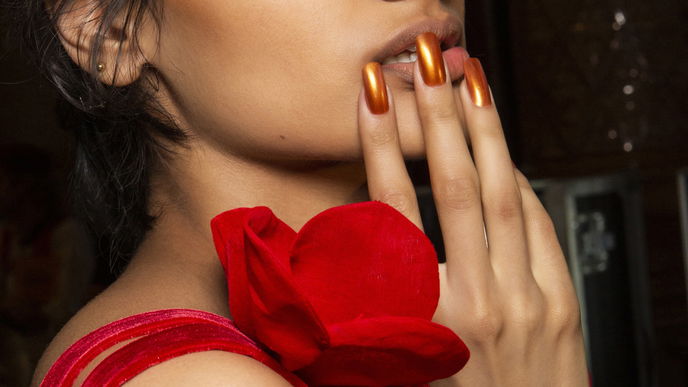 Die "Glazed Aura Nails" funkeln mit den Sternen um die Wette